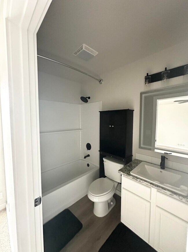 Building Photo - 3 Bed 2 Bathroom for Rent!