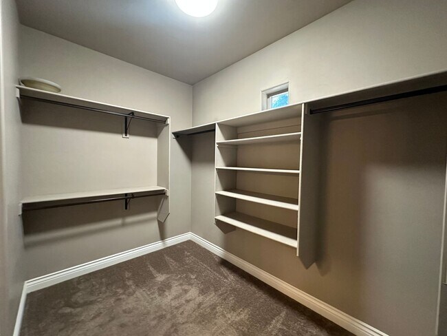 Building Photo - Gorgeous 3 bedroom, 2 bathroom home with 3 car garage