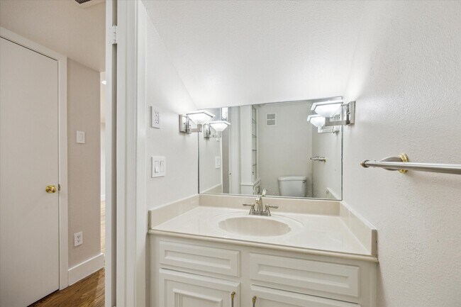 Building Photo - 8978 Chatsworth Dr