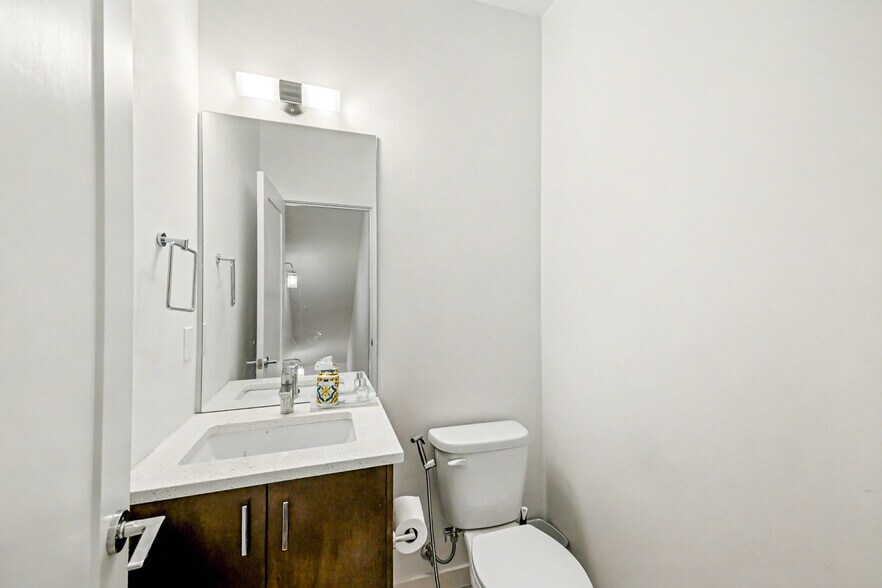 Building Photo - 2405 S Holgate St