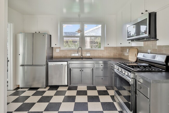 Building Photo - 19616 Victory Blvd