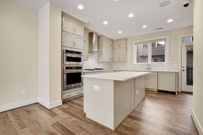 Building Photo - 3 Bed 3.5 Bath - Bethesda Montgomery Row Townhouse - Move in Ready