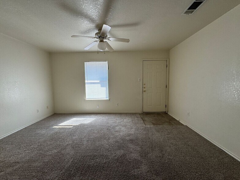 Building Photo - 1801 Cedarhill Dr