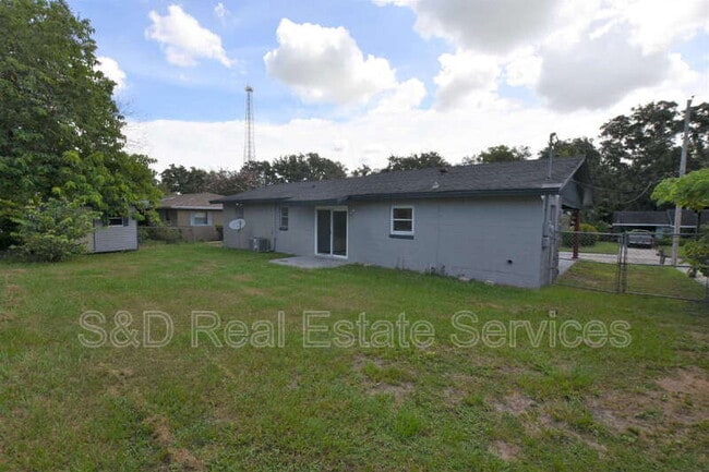 Building Photo - 1015 E Tee Cir