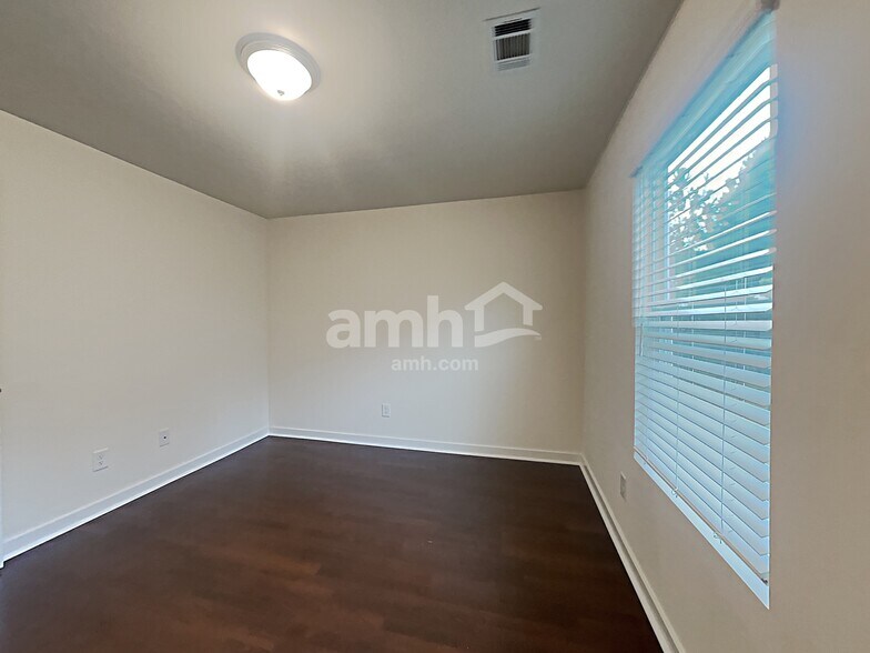 Building Photo - 467 Camp dr