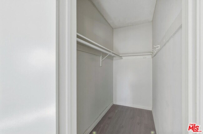 Building Photo - 11746 Goshen Ave