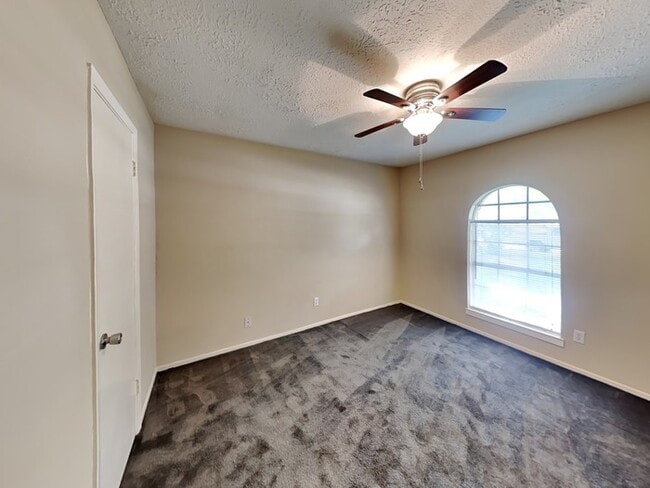 Building Photo - 16627 Blackhawk Blvd