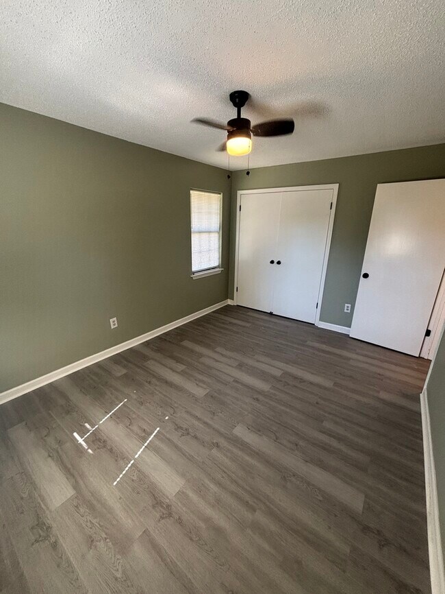 Building Photo - GORGEOUS 4 bedroom/ 3 bathroom HOME, SPACI...