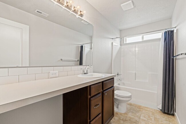 Building Photo - 4 Bedroom, 2 Bath Gorgeous Nampa Home on a...