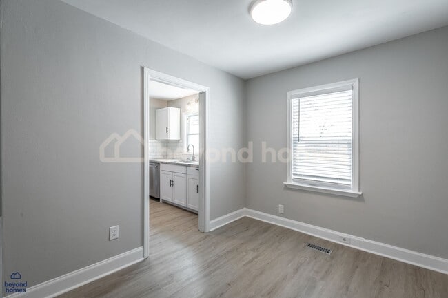 Building Photo - Beautiful and Newly Renovated 3 bedroom / ...