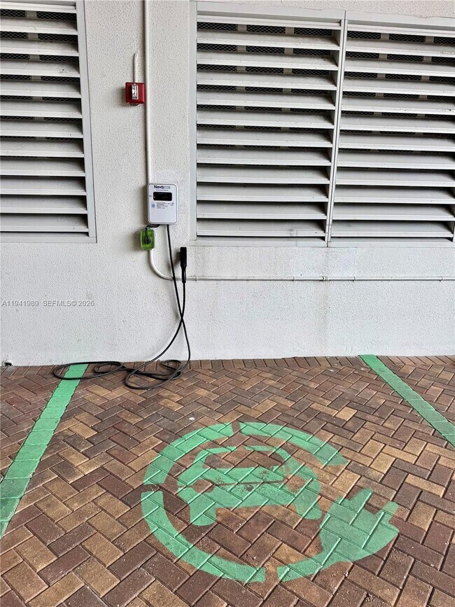 Building Photo - 1755 E Hallandale Beach Blvd