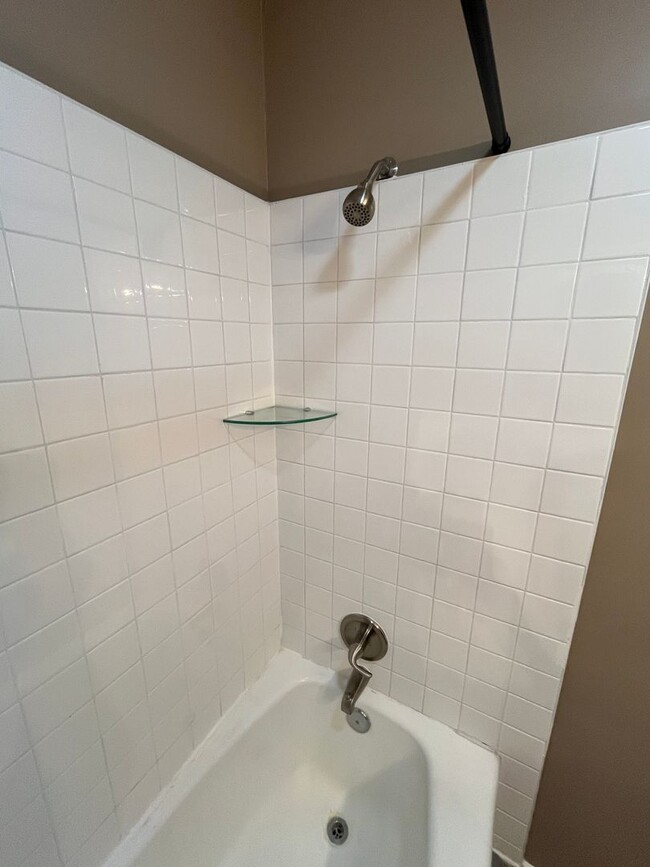 Building Photo - Newly Renovated 2 Bedroom Bungalow!!!