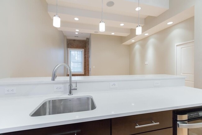Building Photo - Modern 1 bed + Den in Logan Circle
