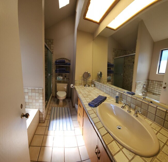 Building Photo - Furnished 3 bed 2.5 bath close to Poly.