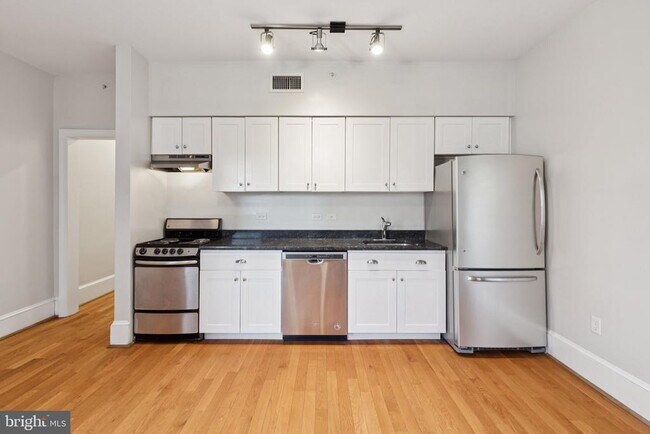 Building Photo - 1955 Locust St