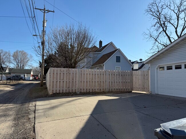 Building Photo - 1413 12th Ave