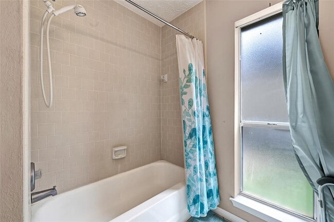 Building Photo - 2215 Saradon Dr