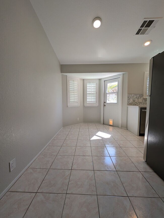 Building Photo - 2-BEDROOM CONDO AVAILABLE FOR RENT IN WEST...