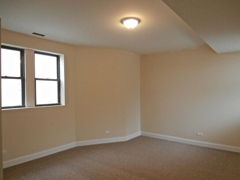 Building Photo - 2803 W Lawrence Ave