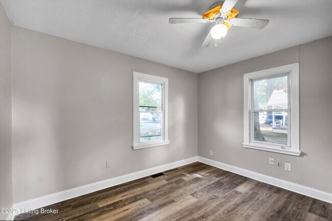 Building Photo - 3328 Farnsley Rd