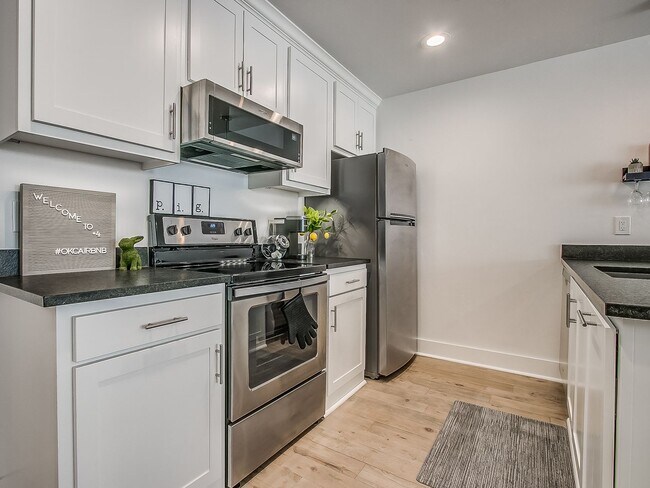 Building Photo - Champagne Plaza - Furnished Back House