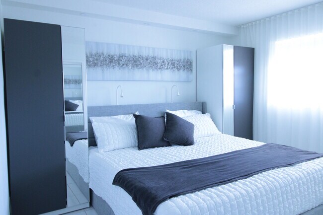 Building Photo - 470 Paradise Isle Blvd