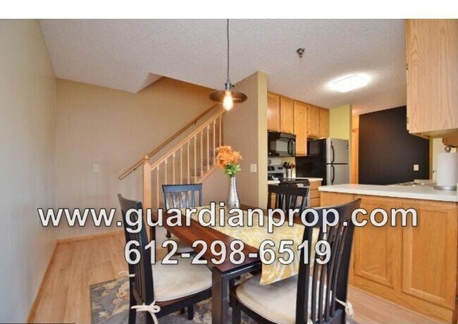 Building Photo - Rosemount Townhouse Available September 1,...
