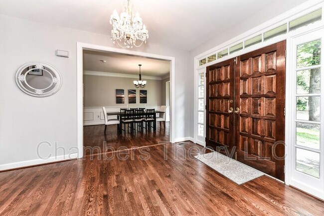 Building Photo - 2030 Spring Branch Dr