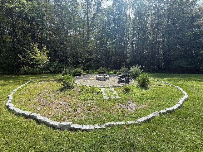 Building Photo - 3 Bedroom House with Many Amenities in Roc...