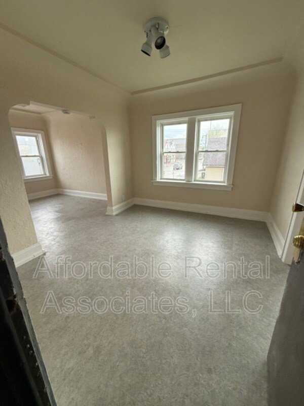 Building Photo - 1020 W National Ave