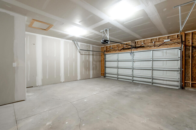 Building Photo - 1341 Azena St