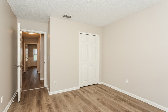 Building Photo - 1819 Burgess Hill Dr E