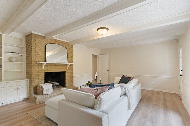 Building Photo - 2451 Belcher Dr