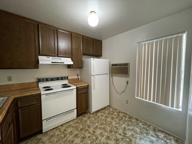 Building Photo - 1 Bedroom 1 Bathroom Single Story Condo on...