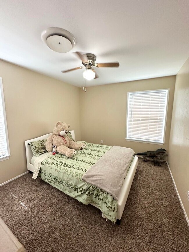 Building Photo - 3 Bed 1.5 Bath Ready to Rent!