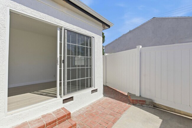Building Photo - Beautiful modern 3 Bed + 2 Bath House + Den/Office & Backyard