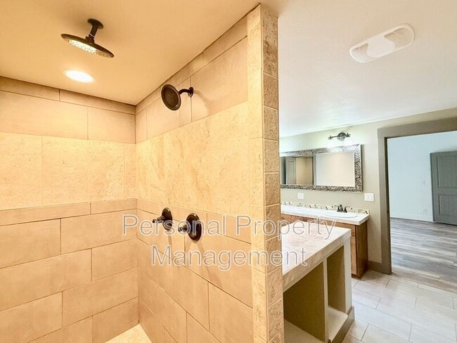 Building Photo - 16205 NE Leaper Rd