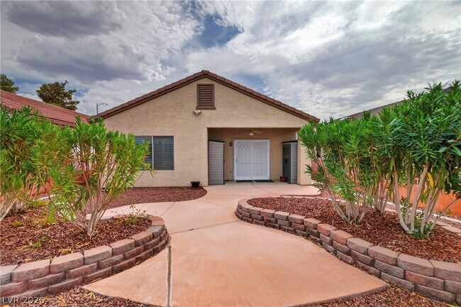 Building Photo - 2118 Desert Woods Dr