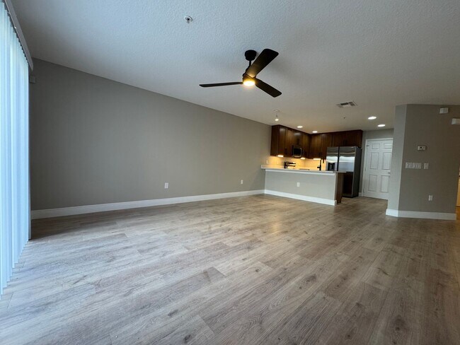 Building Photo - Fully Renovated Townhome | Modern Quartz K...