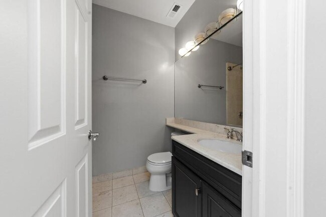 Building Photo - 2 bedroom in Chicago IL 60657