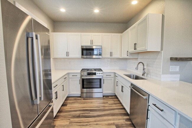 Building Photo - Newer 2 bed 2.5 bath Castle Rock townhome.