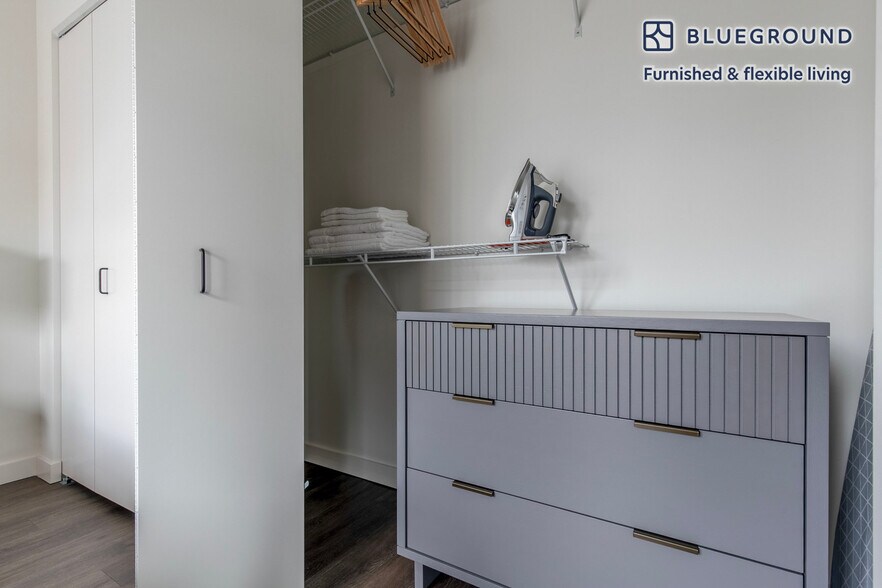 Building Photo - 411 W Chicago Ave