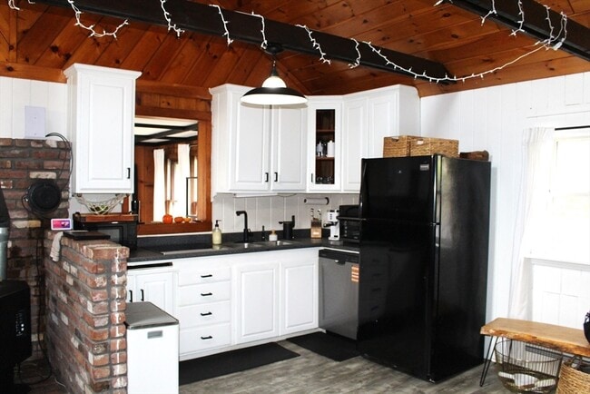 Building Photo - 16 Langlois Pines