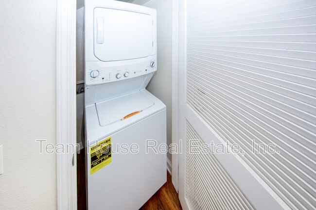 Building Photo - 27007 Edgewater Lnr