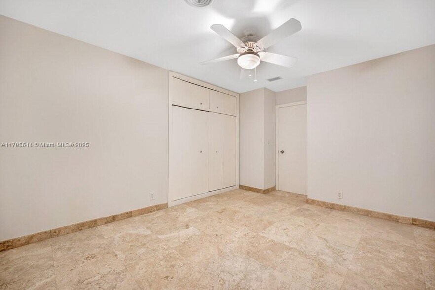 Building Photo - 5305 SW 62nd Ave