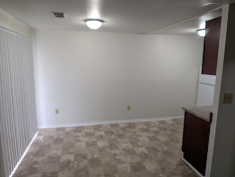 Building Photo - 1001 White Oak Rd