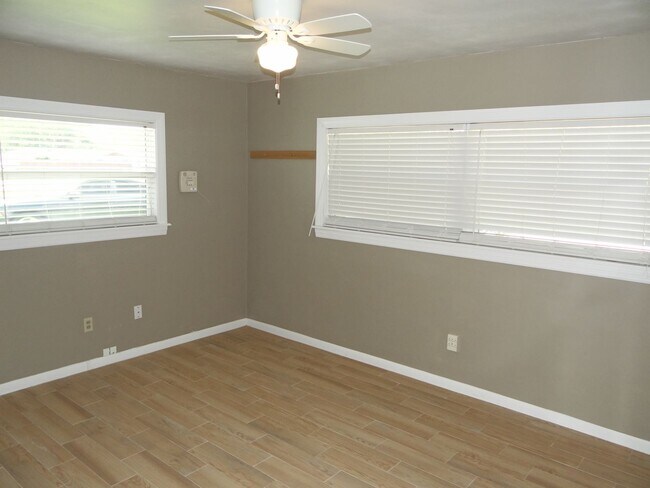 Building Photo - Gorgeous 3/2 in Clearwater