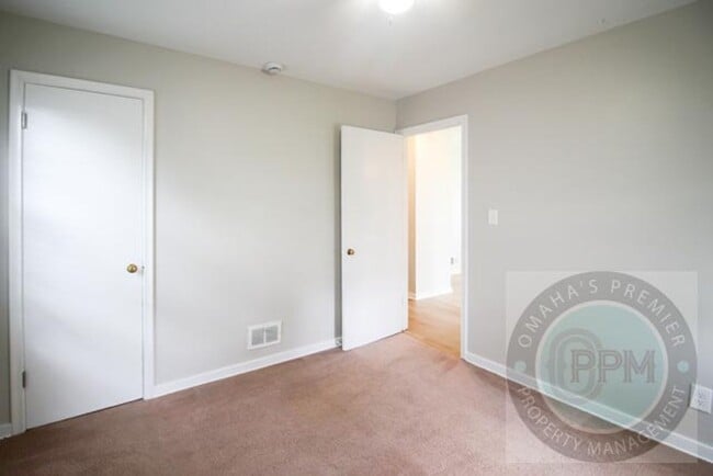 Building Photo - 2 Bed 1 Bath House Located In Council Bluf...