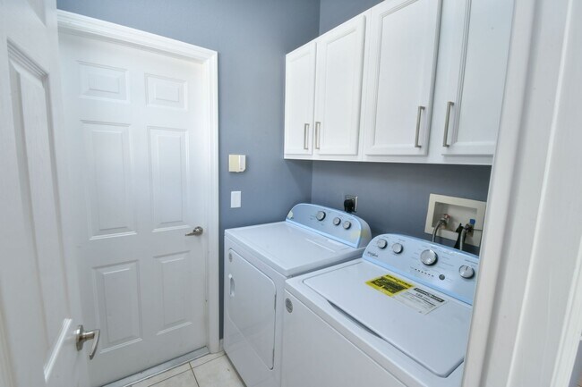 Building Photo - MOVE-IN READY 5 Bed 3.5 Bath Home in Daven...