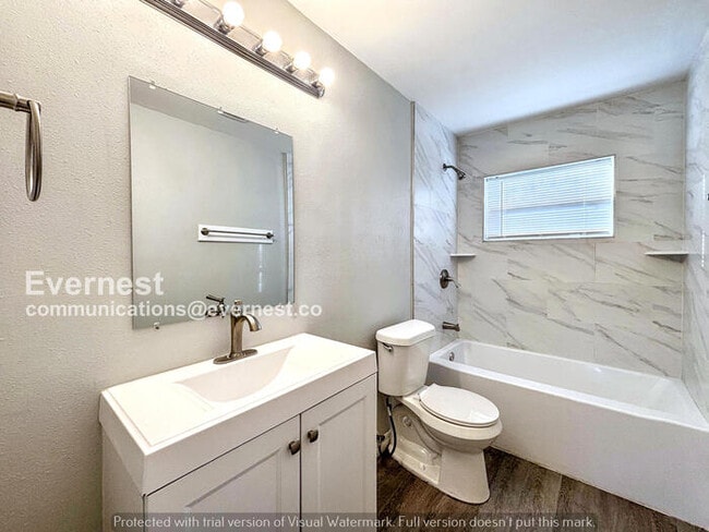 Building Photo - Spacious 4 Bed, 2 Bath Home with Off-Street Parking and Hookups